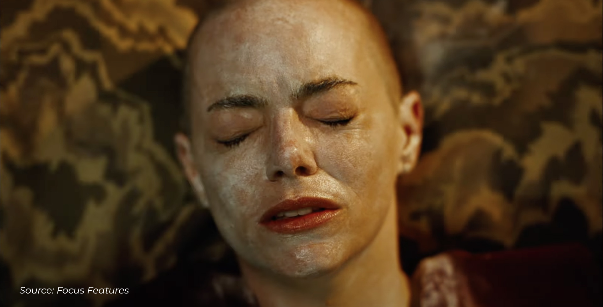 Emma Stone con los ojos cerrados