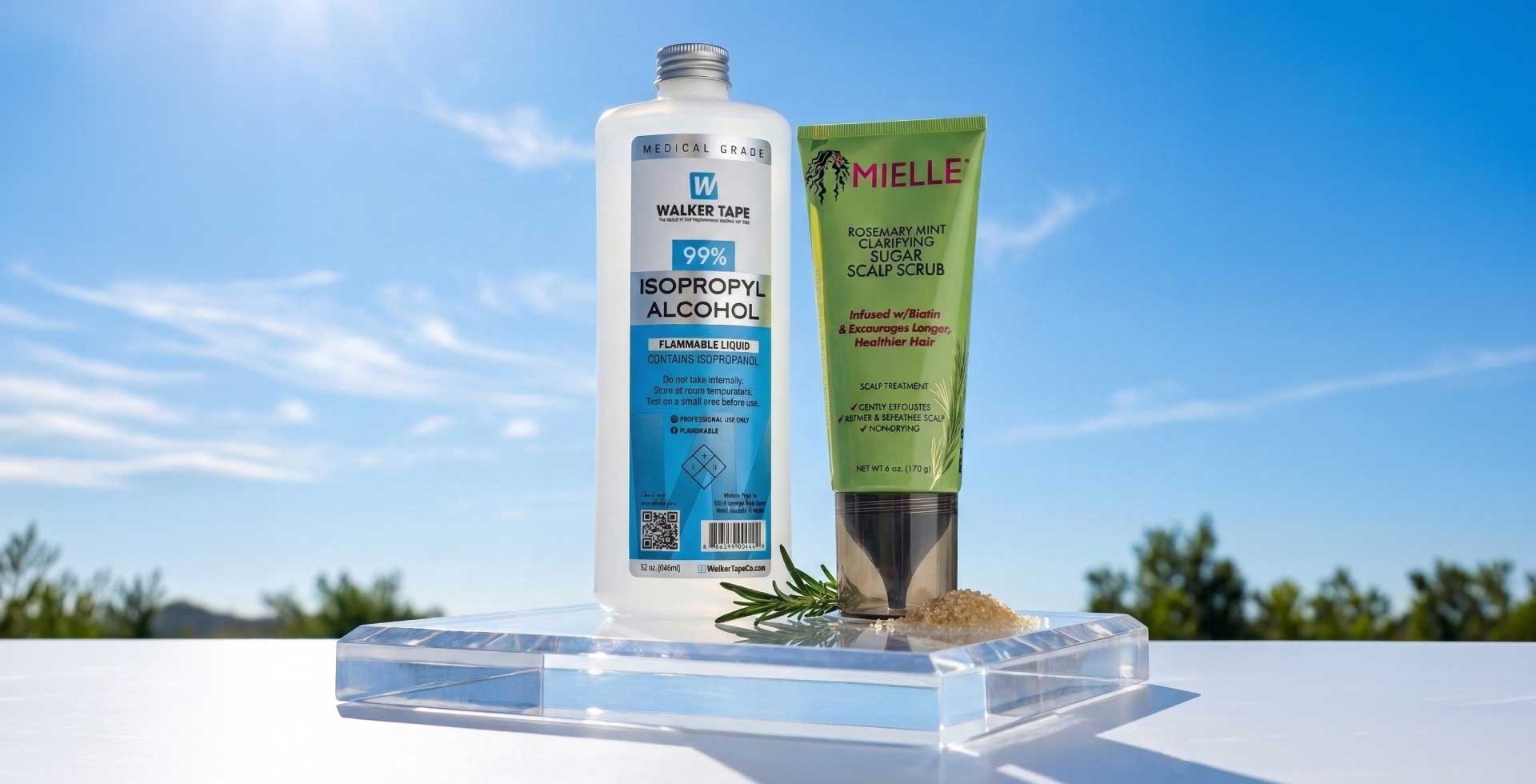 Alcohol isopropílico Walker Tape 99% y exfoliante Mielle Rosemary Mint.