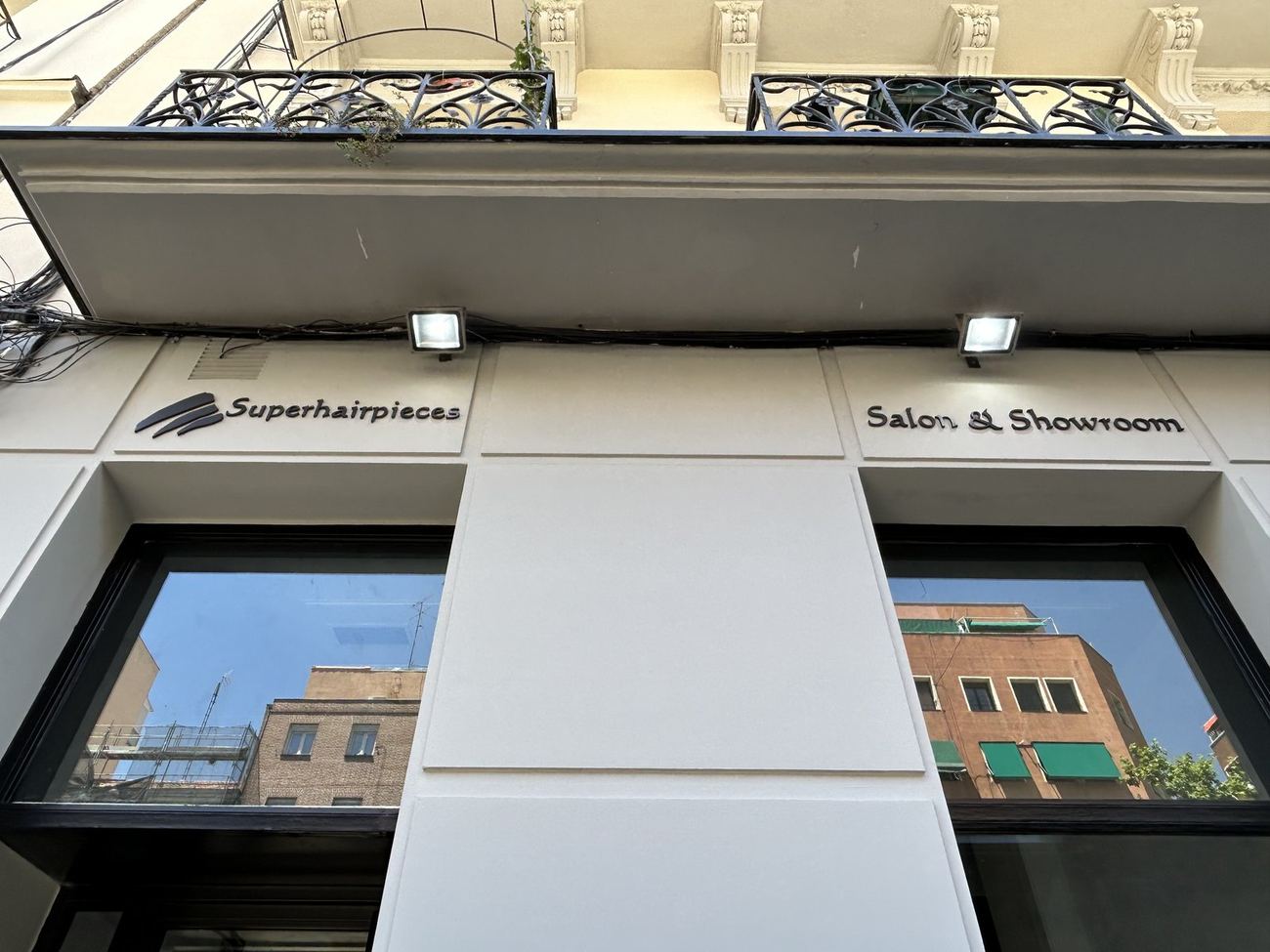 Fachada del salón y showroom Superhairpieces en Paseo de las Delicias, 36, Madrid.